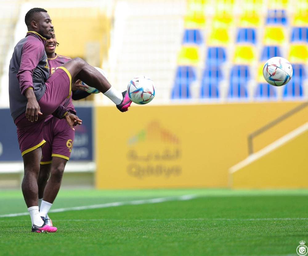 كونان يسدد الكرات خلال التدريب. مركز النصر الإعلامي