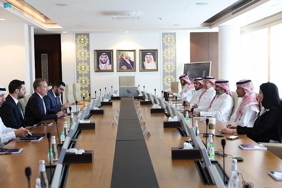 السعودية تبحث تعزيز الشراكة ومستجدات الاقتصاد مع رئيس المنتدى الاقتصادي العالمي