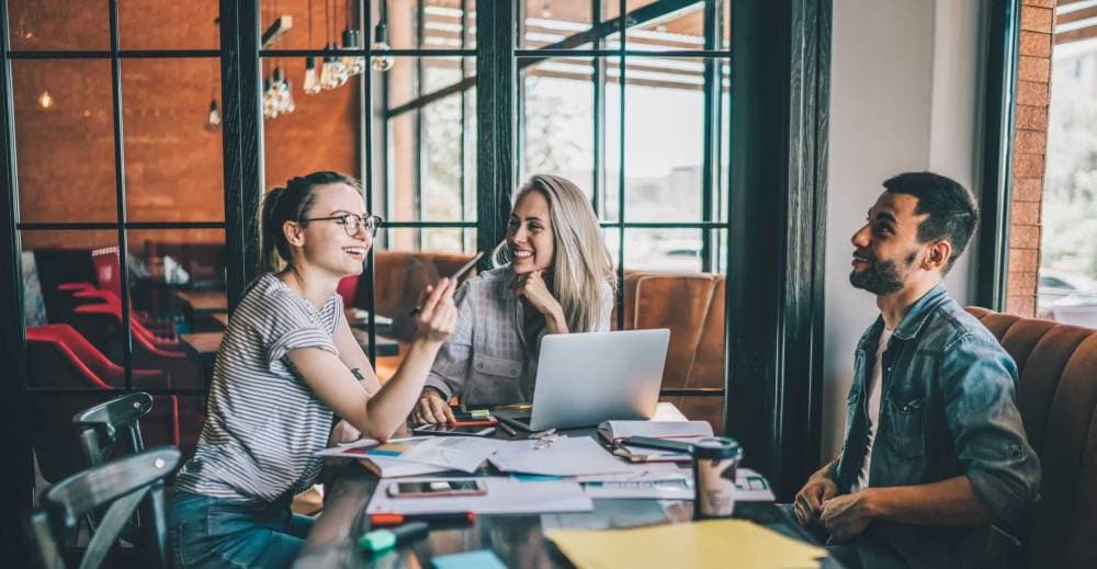 هل تستطيع الأحذية الرياضية والقمصان أن تغري الموظفين بالعودة إلى المكتب؟