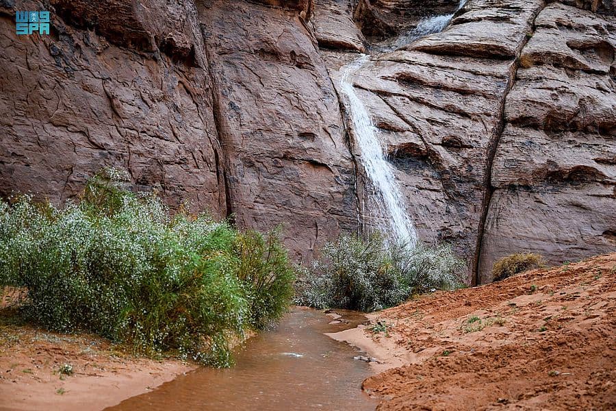 انسياب شلالات زيتة تبوك .. لوحة جمالية ومناظر خلابة