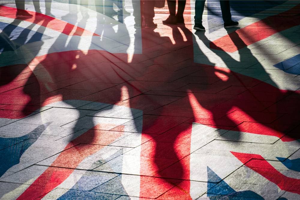 يحذر الاقتصاديون من أنه لا ينبغي النظر إلى الهجرة على أنها دواء سحري لنقص العمالة البريطانية.