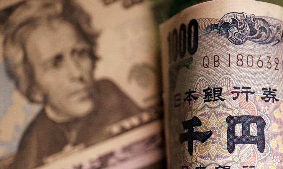 إقبال المتعاملون على عملات الملاذات الآمنة أدى إلى دعم الدولار والين