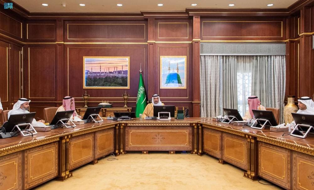 الأمير فيصل بن سلمان خلال لقائه رئيس الهيئة الملكية للجبيل وينبع."واس"