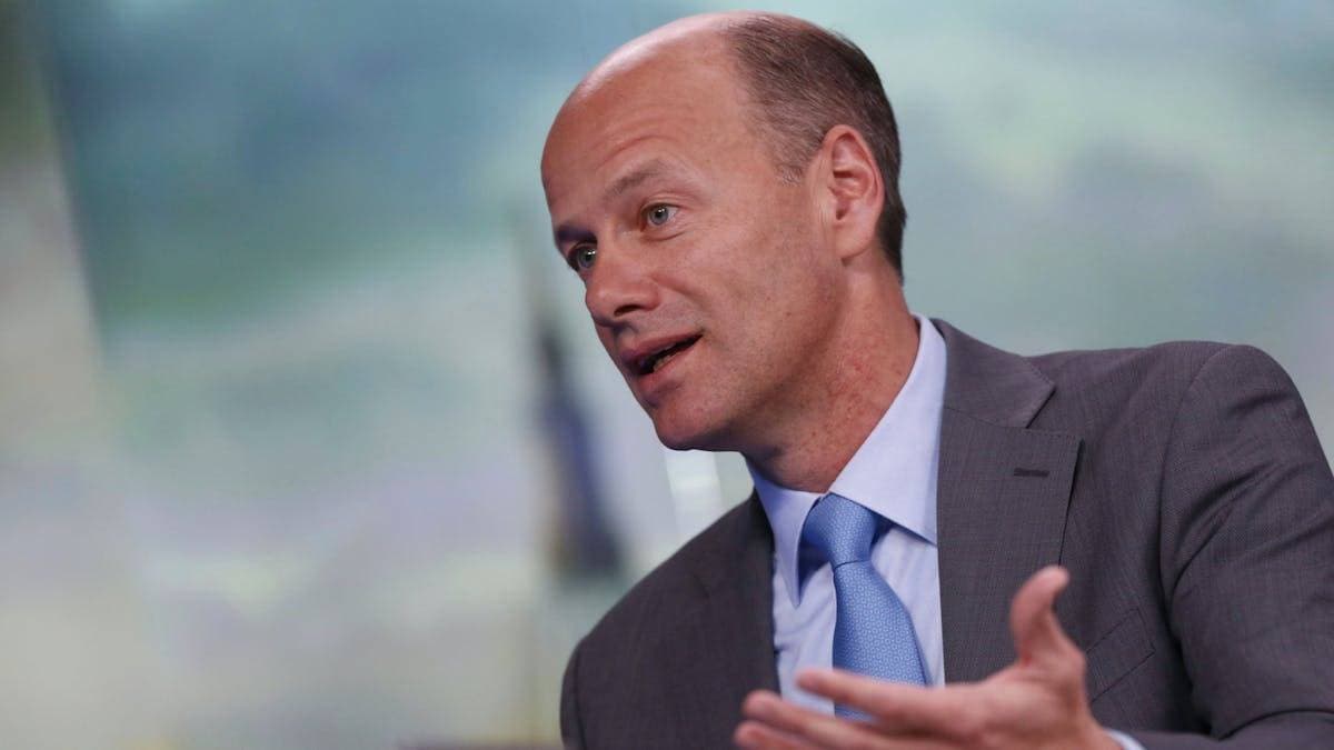 بقيادة جريج بيكر .. ما الذي حدث خلف الكواليس قبل انهيار البنك؟