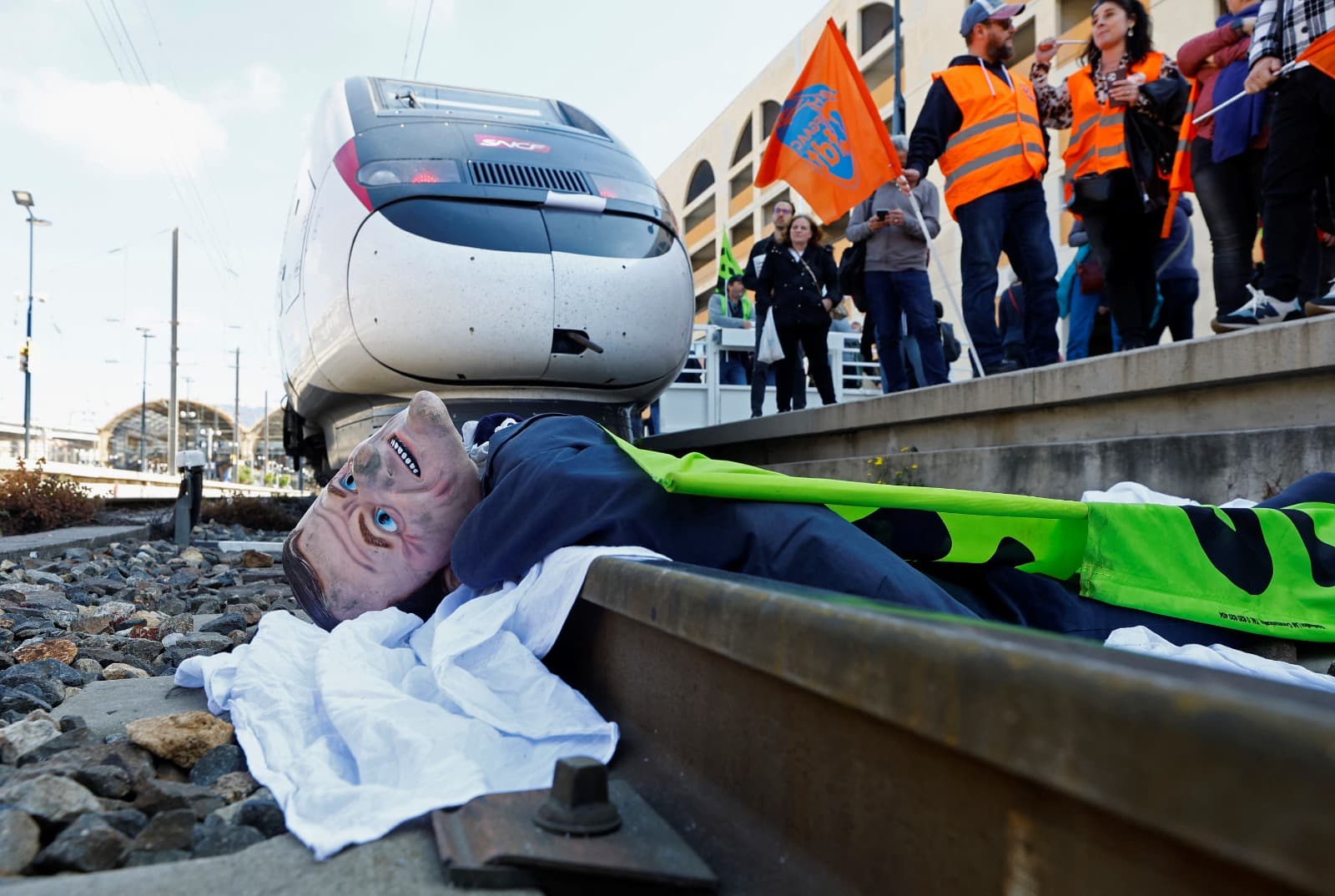 في ظل تصاعد الغضب .. كيف ستكون انطلاقة ماكرون الجديدة؟