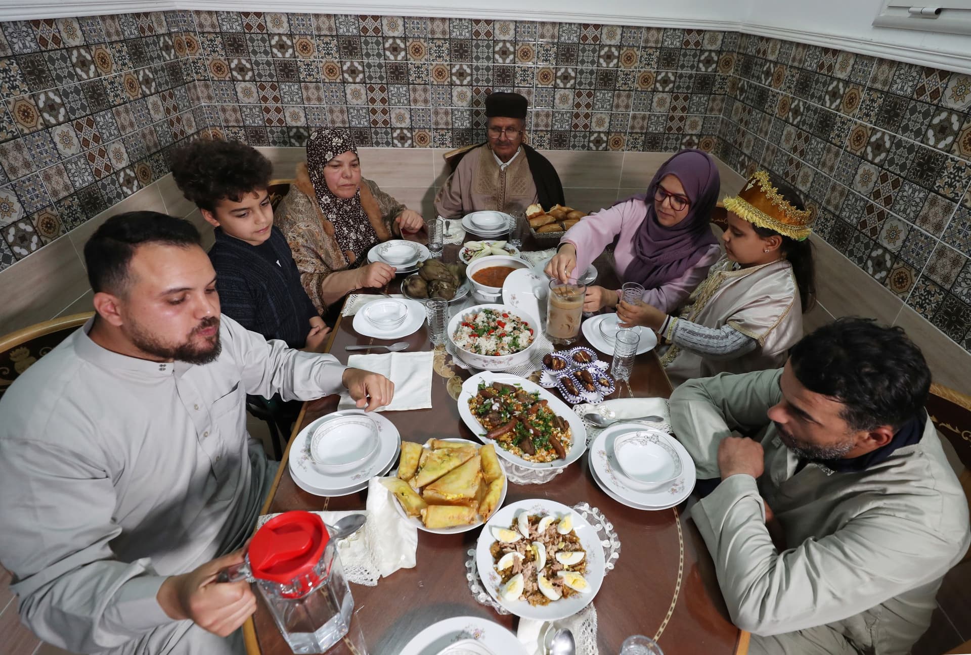 موائد إفطار رمضان حول العالم بنكهات مختلفة