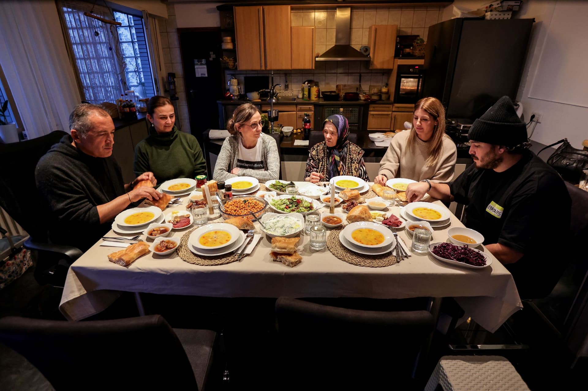 موائد إفطار رمضان حول العالم بنكهات مختلفة