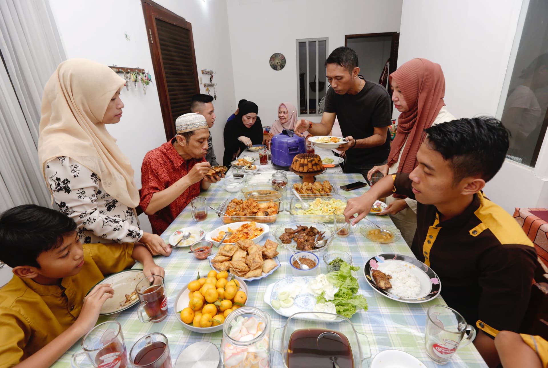 موائد إفطار رمضان حول العالم بنكهات مختلفة