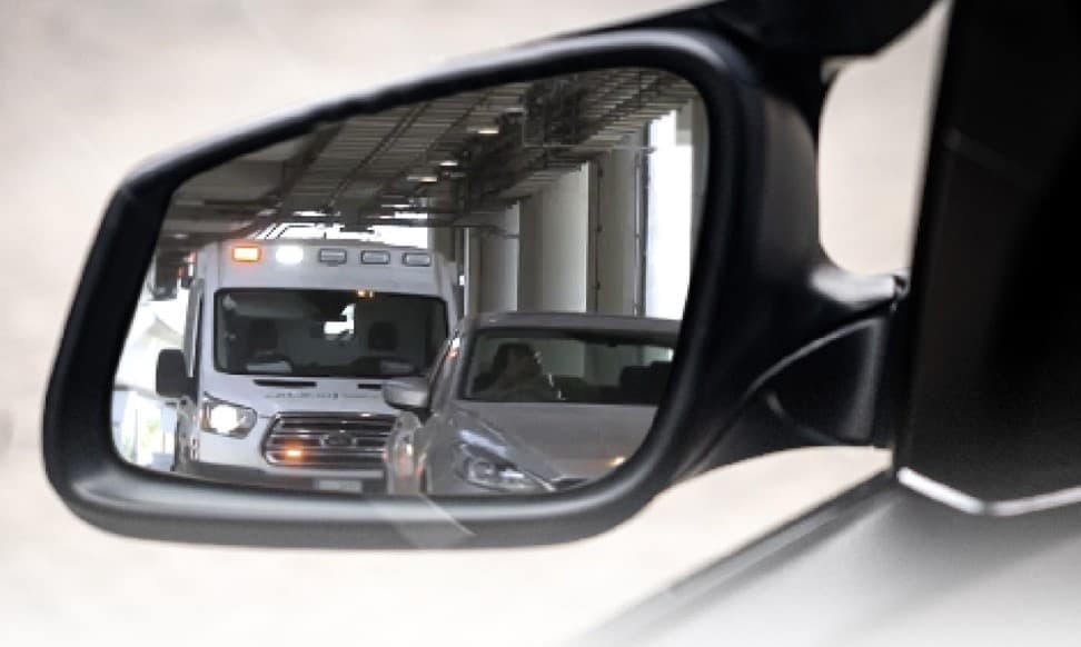 بدءا من اليوم .. رصد مخالفات عدم إفساح الطريق لسيارات الإسعاف آليا