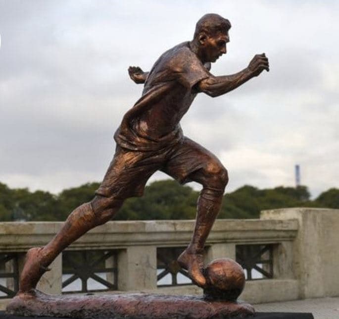 وضع تمثال ميسي في متحف الكونميبول إلى جوار مارادونا وبيليه