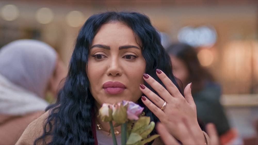 طريقة طرح مختلفة، من خلال الشخصيات الدرامية وطريقة الإخراج.