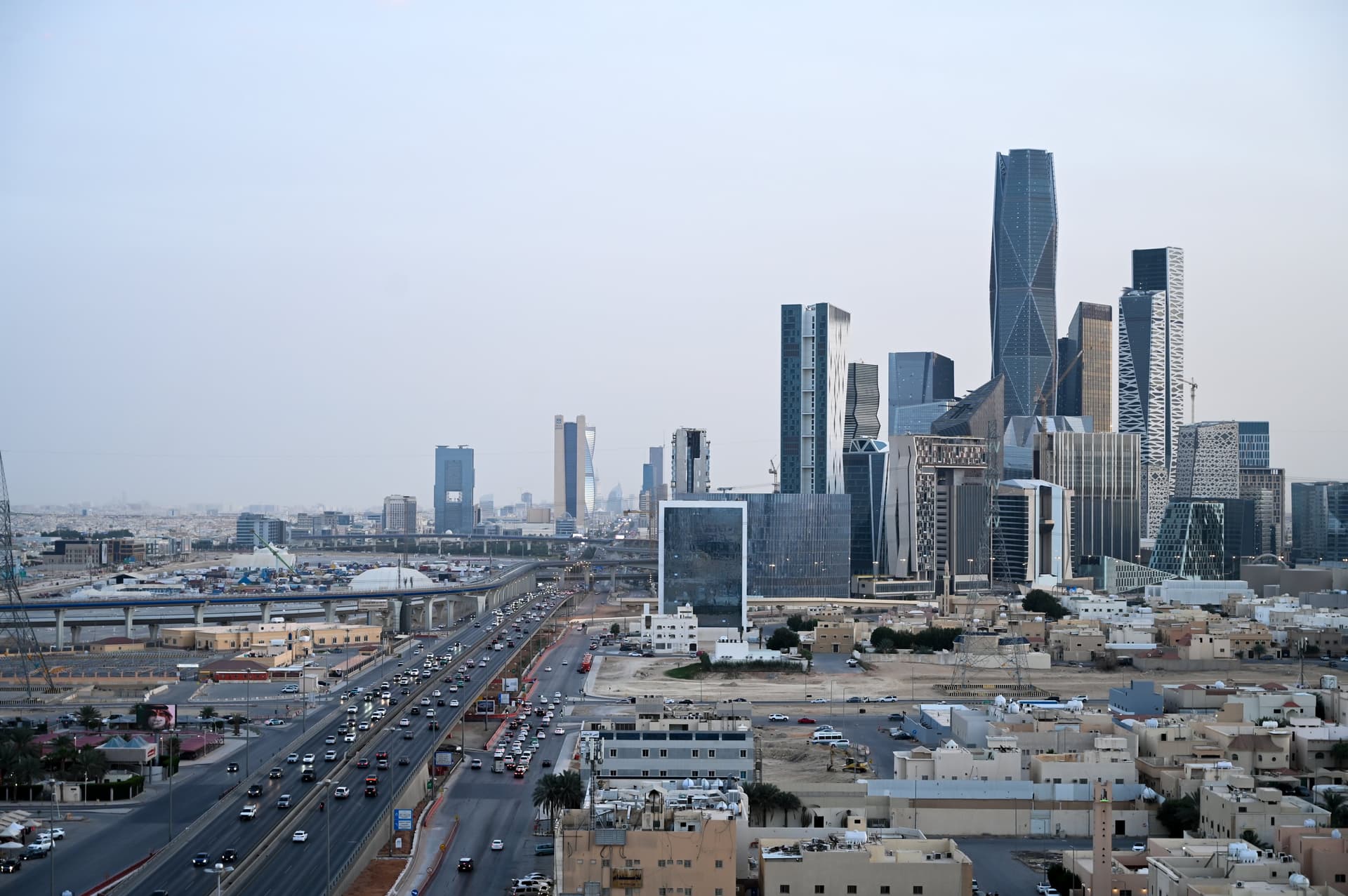 ارتفاع نشاط قطاع الأعمال السعودي غير النفطي في فبراير نتيجة الطلب القوي