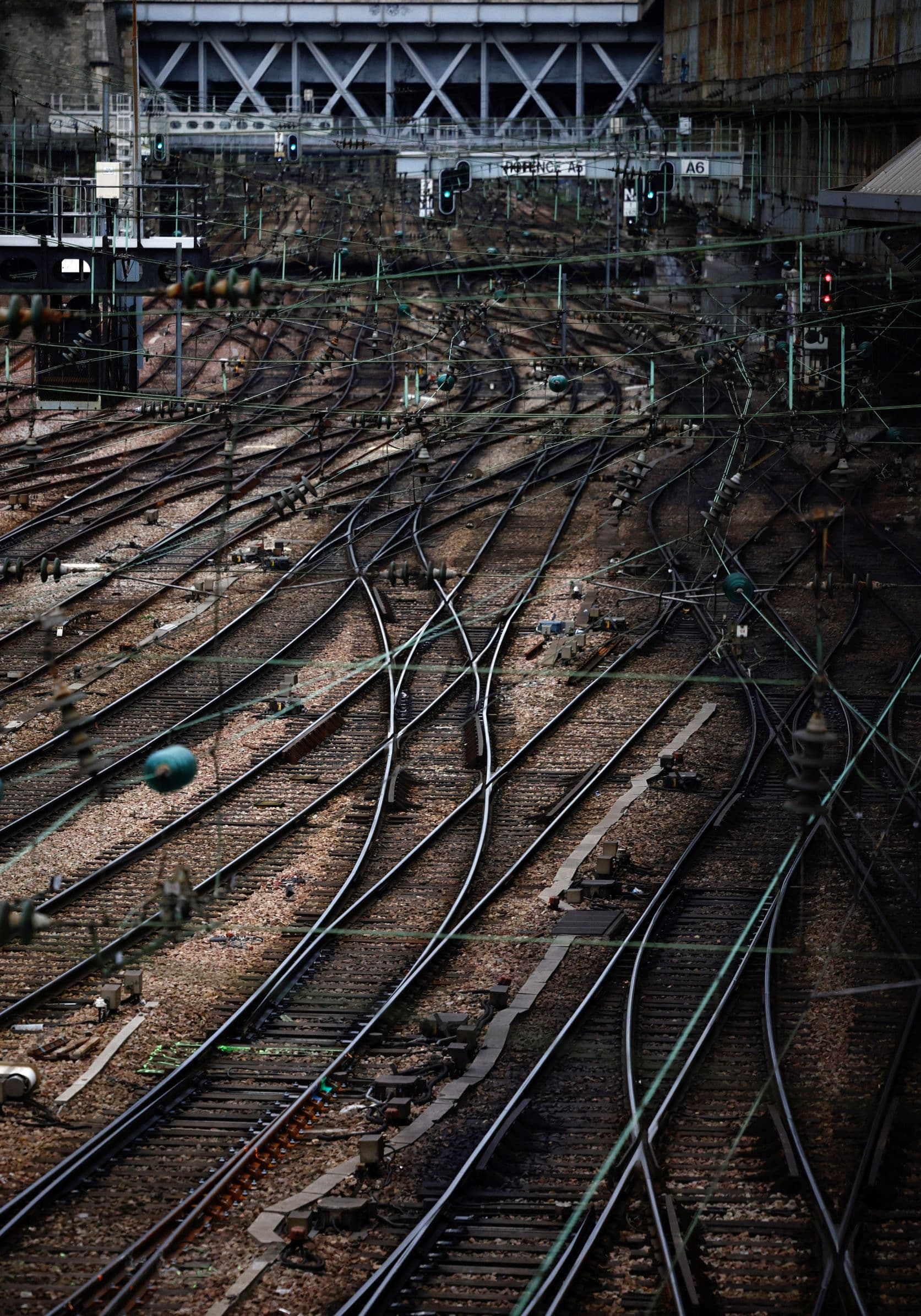 إضرابات تعطل النقل العام في فرنسا .. غدا