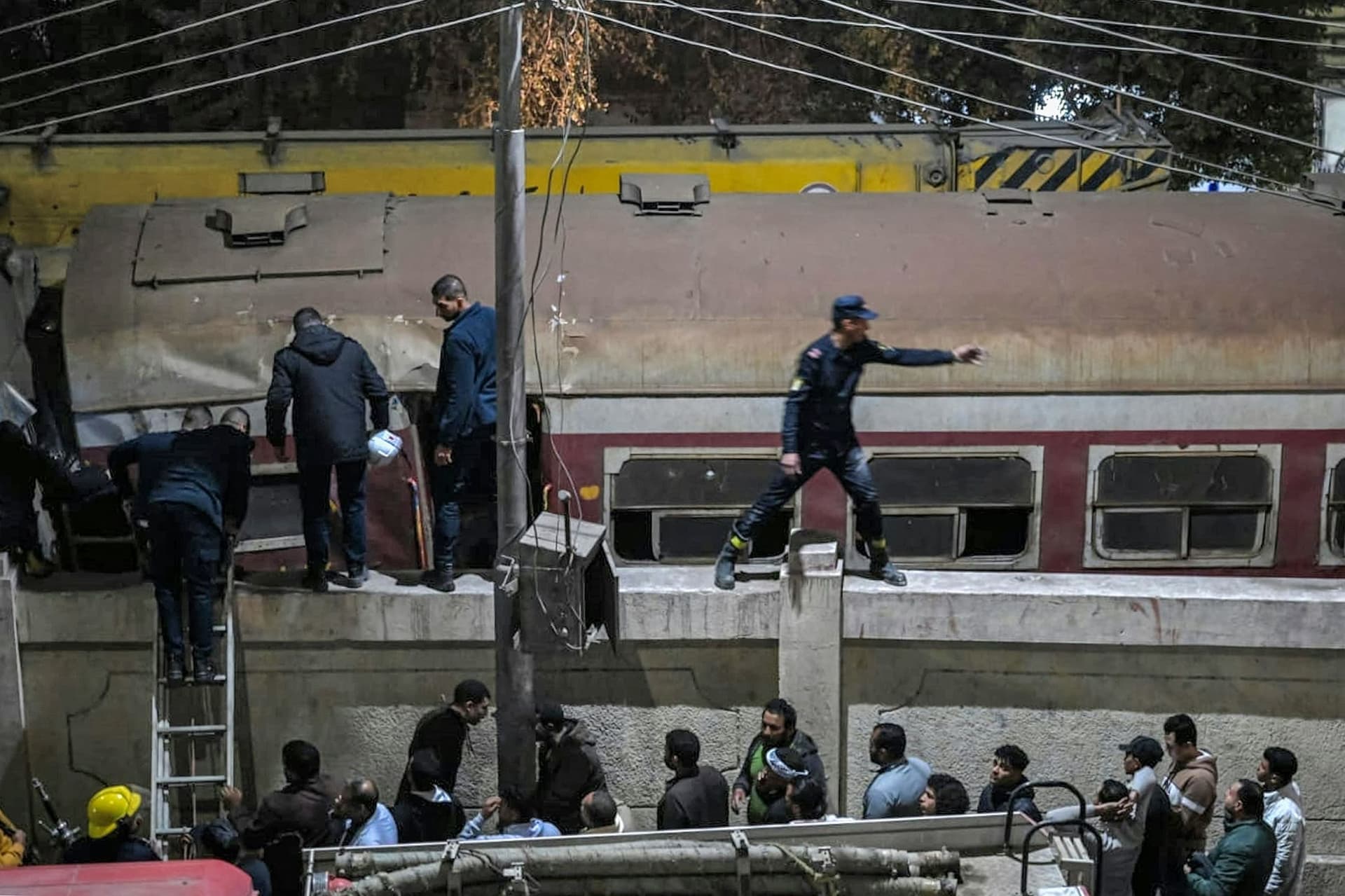 قتيل و18 مصابا إثر انحراف قطار عن القضبان بشمال مصر