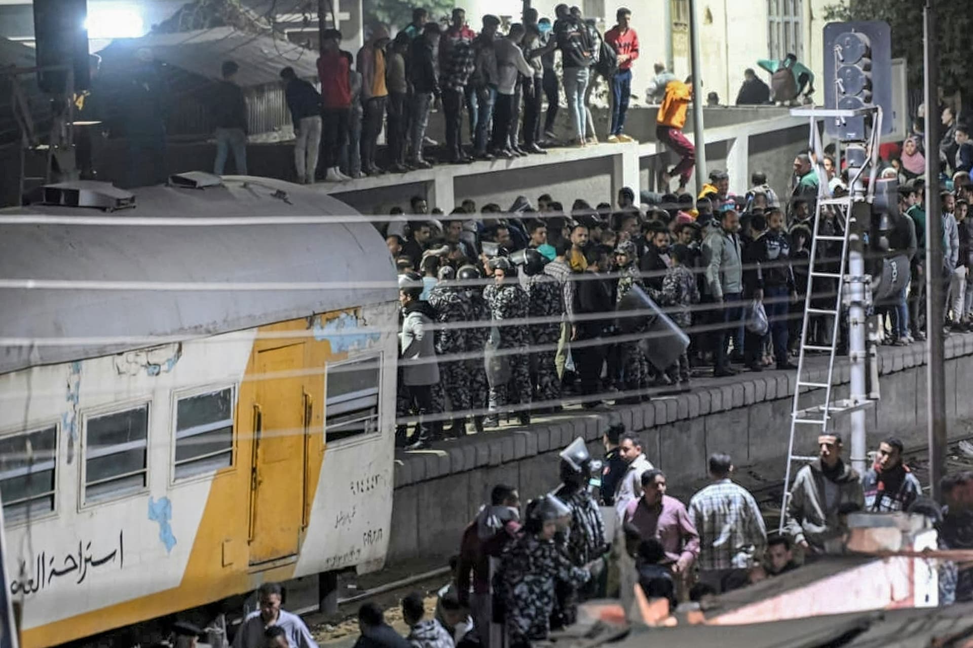 قتيل و18 مصابا إثر انحراف قطار عن القضبان بشمال مصر