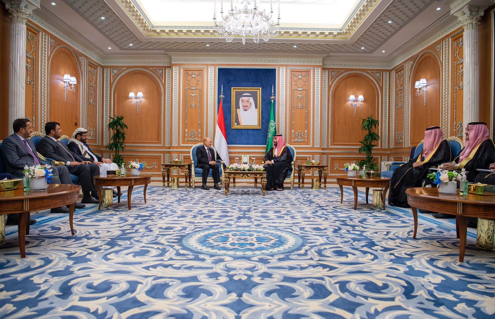 ولي العهد يستعرض مع رئيس مجلس القيادة الرئاسي اليمني مستجدات الأوضاع على الساحة اليمنية