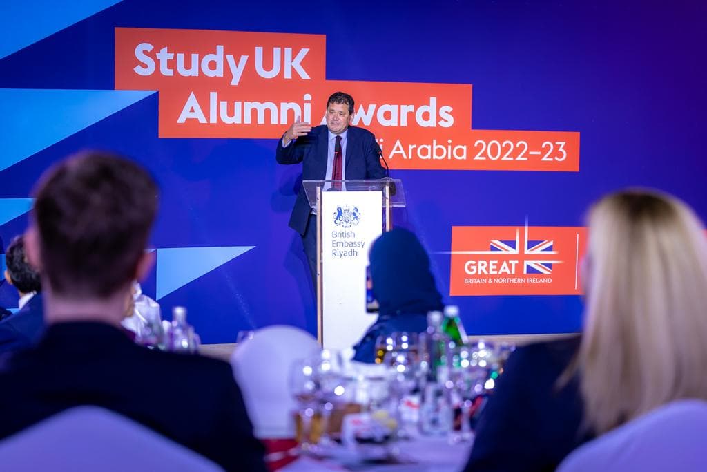 بريطانيا تكرم الخريجين السعوديين من جامعاتها