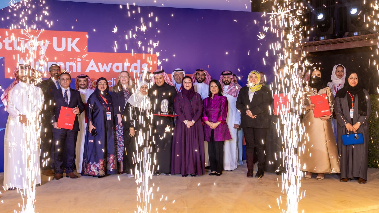 بريطانيا تكرم الخريجين السعوديين من جامعاتها