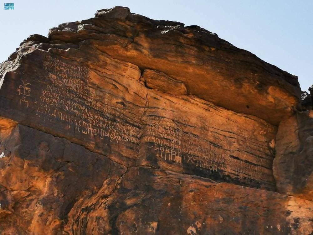 خادم الحرمين يتلقى اتصالا هاتفيا من أمير قطر للتهنئة بعيد الأضحى