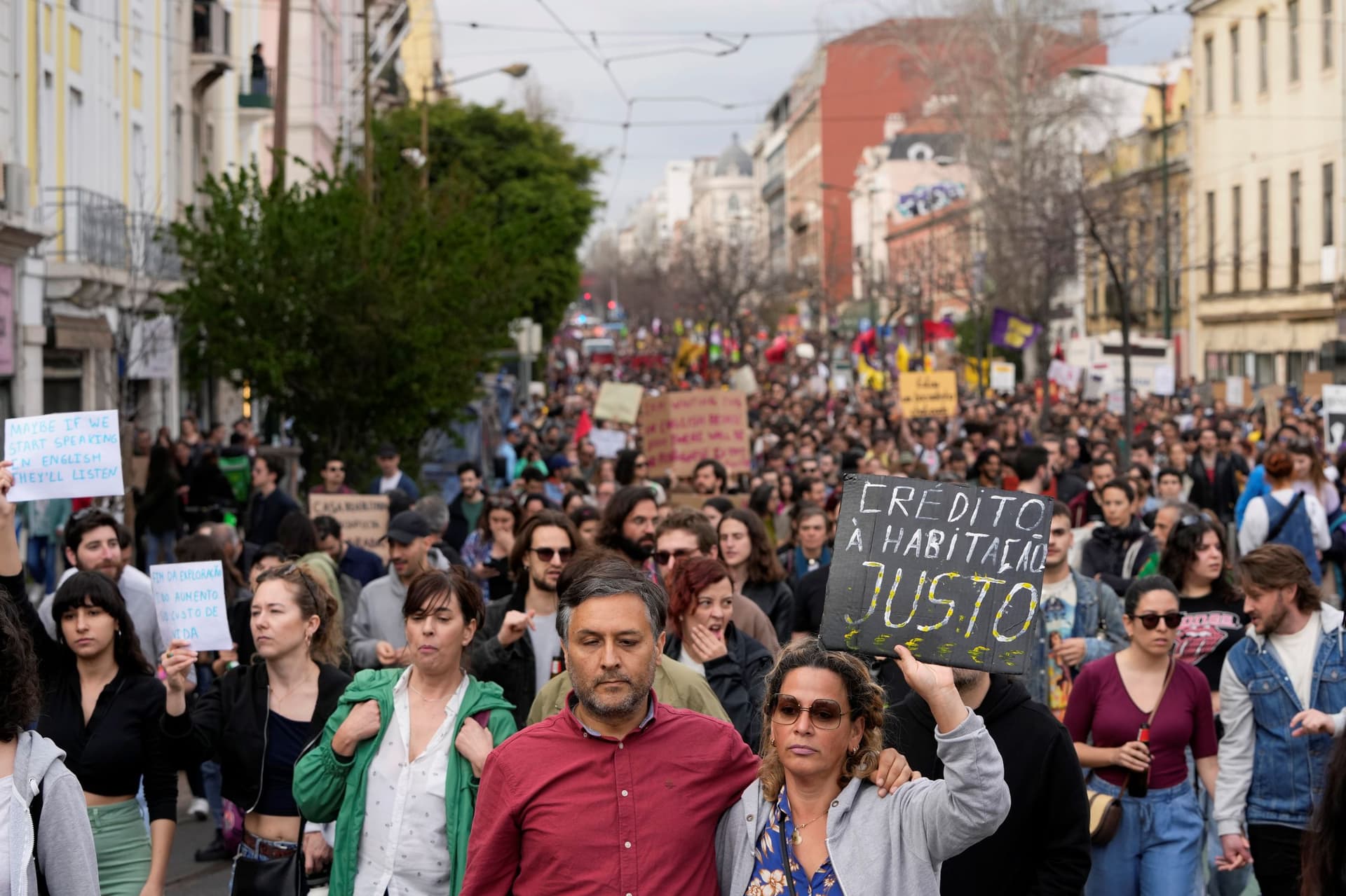 الآلاف يحتجون في البرتغال على خلفية أزمة الإسكان
