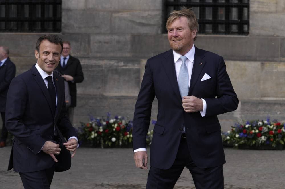 الملك فيليم ألكسندر خلال استقباله الرئيس الفرنسي أمس. "أ.ب"