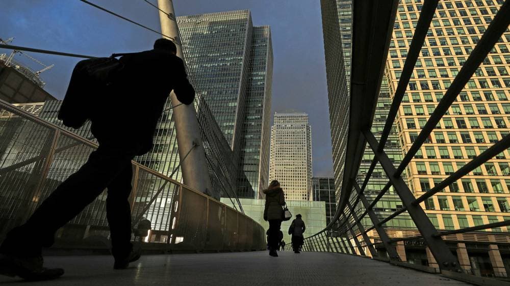 موظفون يسيرون في منطقة كناري وارف المالية في لندن. تصوير: سيمون داوسون "رويترز"