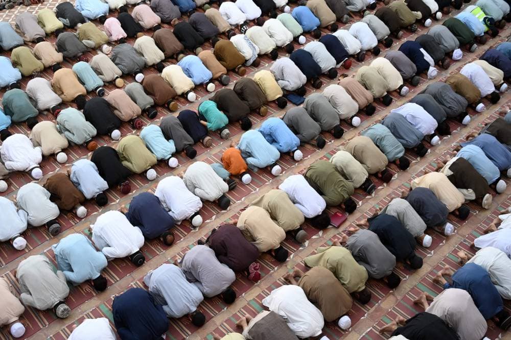 مصلون يؤدون صلاة التهجد في مسجد سونيهري في بيشاور الباكستانية.  "الفرنسية"