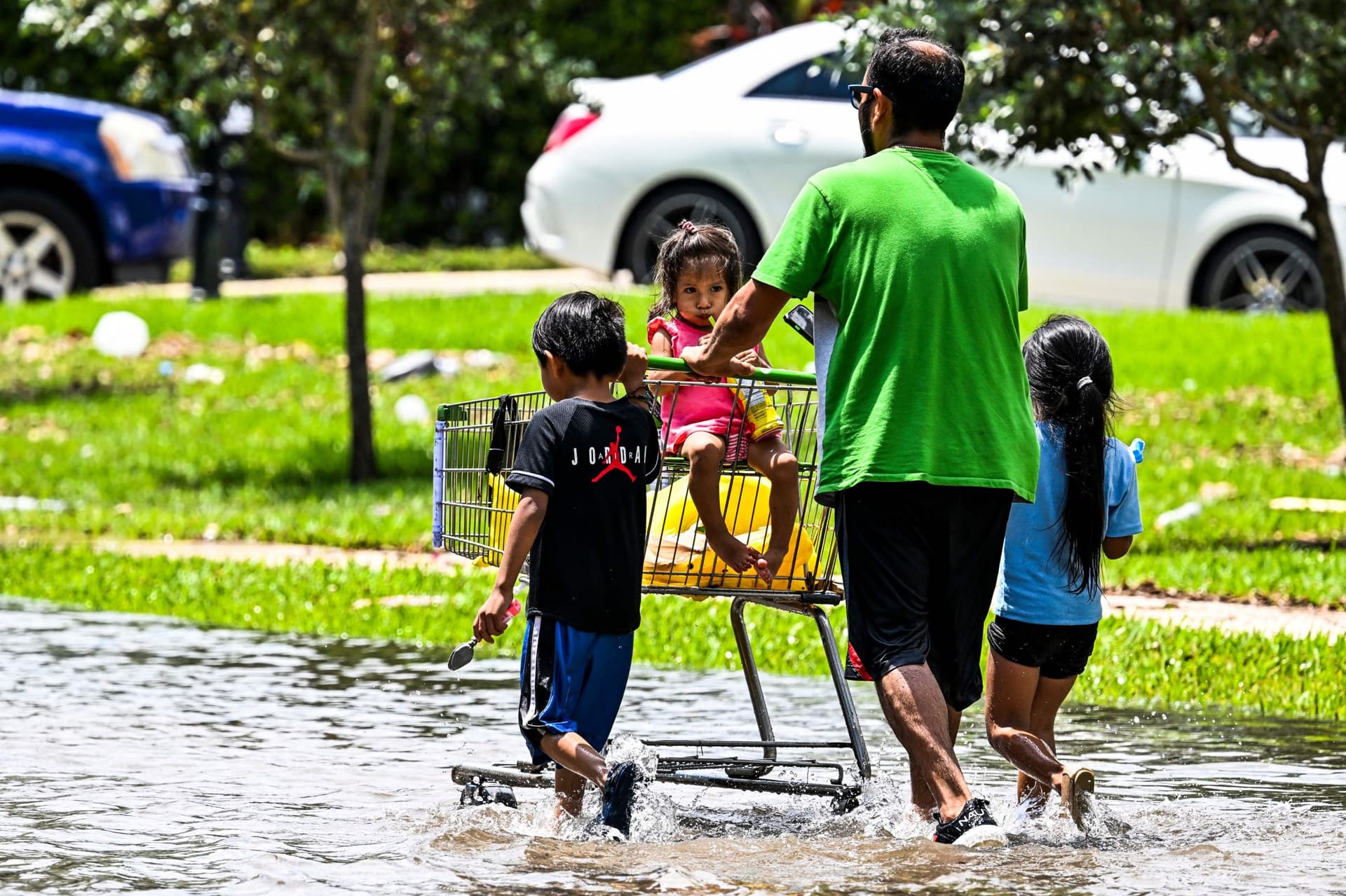 أمطار فلوريدا تغرق طرقا وتغلق مدارس ومطارا دوليا
