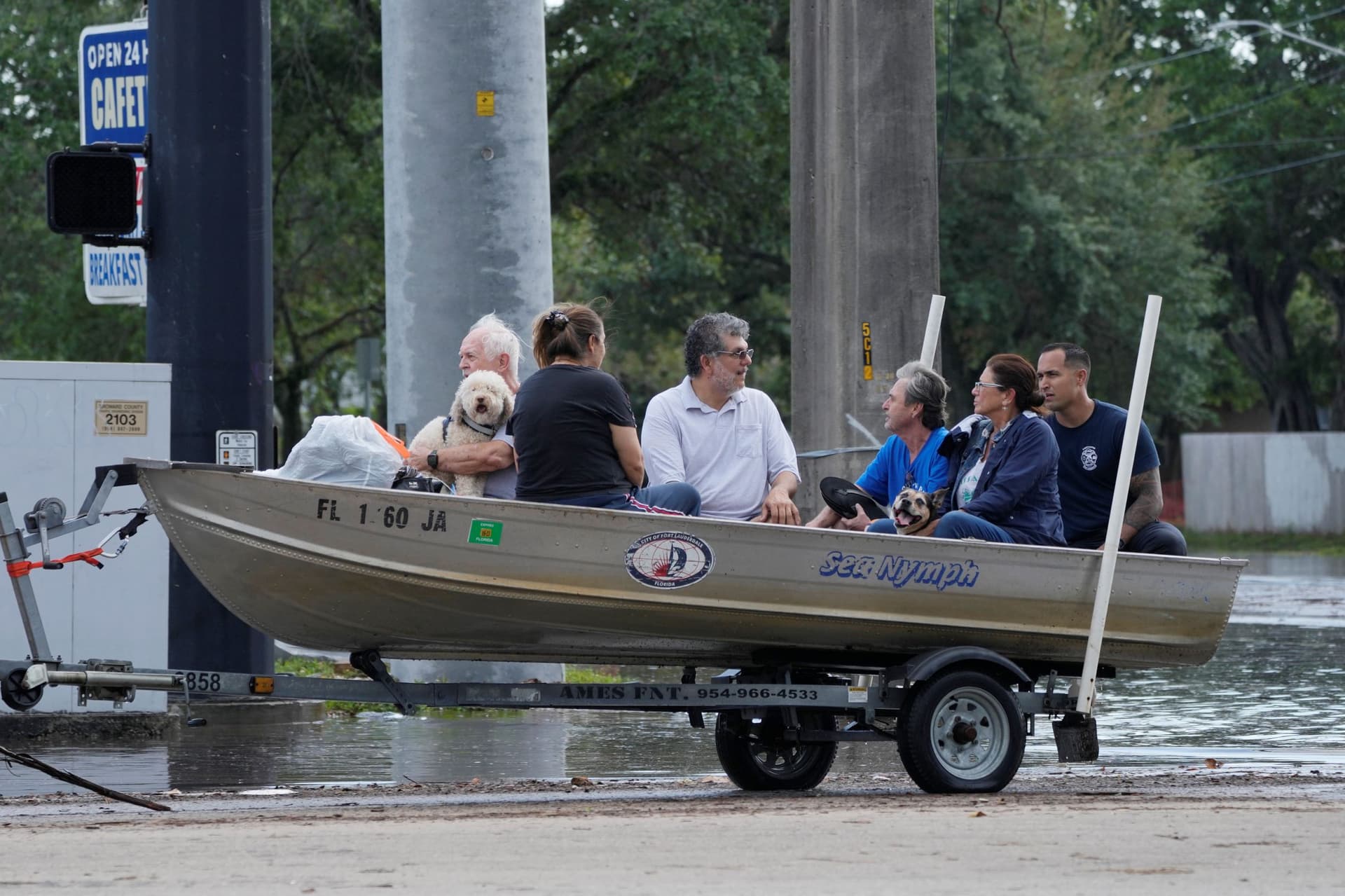 أمطار فلوريدا تغرق طرقا وتغلق مدارس ومطارا دوليا