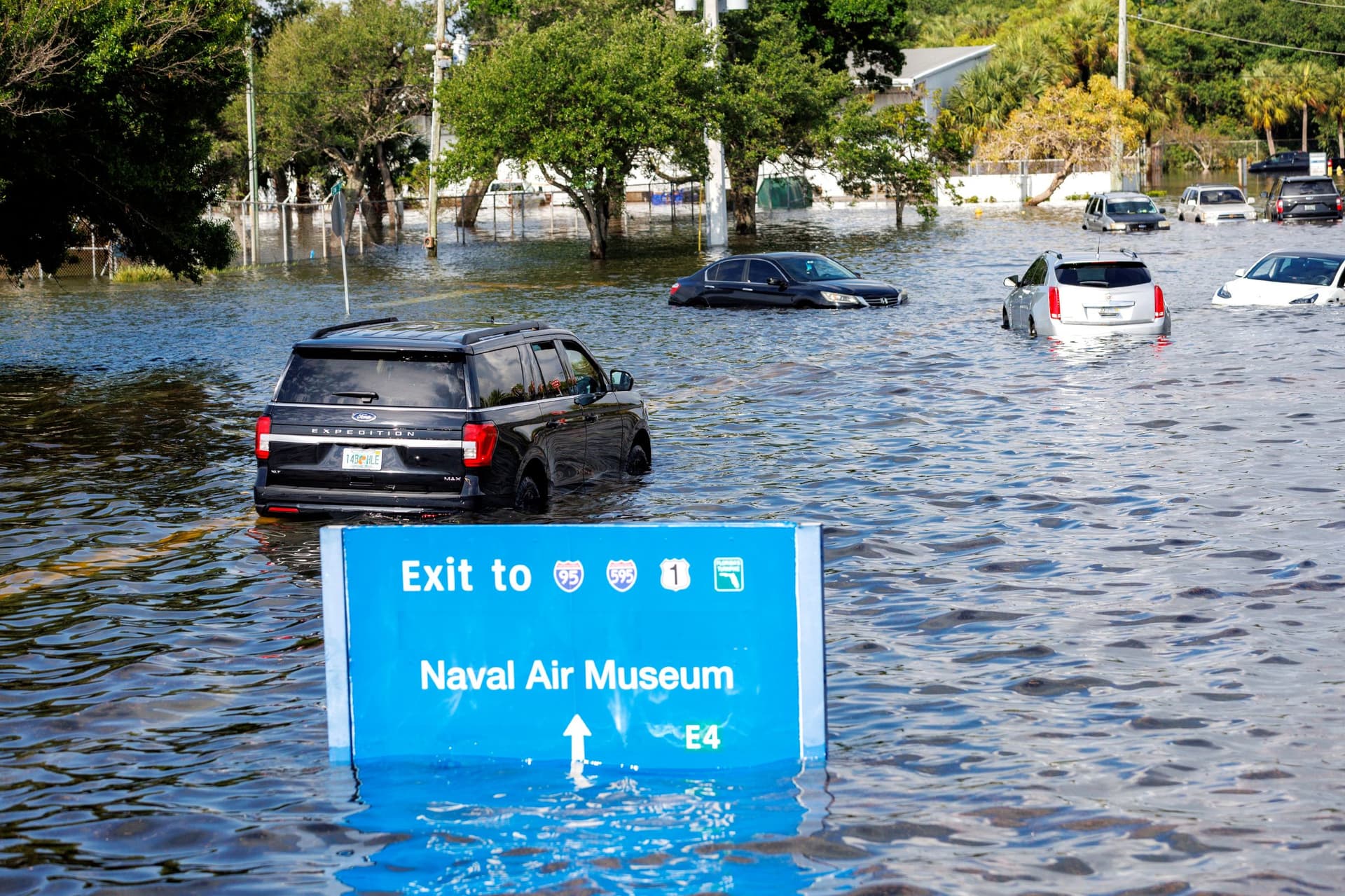 أمطار فلوريدا تغرق طرقا وتغلق مدارس ومطارا دوليا