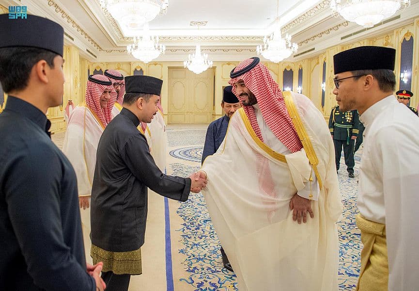 ولي العهد يستعرض مع سلطان بروناي دار السلام العلاقات الثنائية وسبل تطويرها 