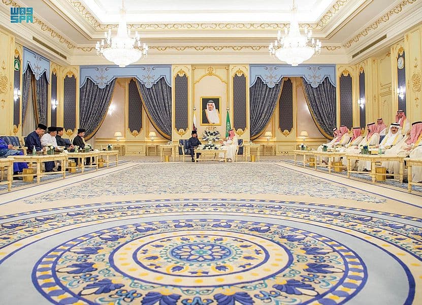 ولي العهد يستعرض مع سلطان بروناي دار السلام العلاقات الثنائية وسبل تطويرها 