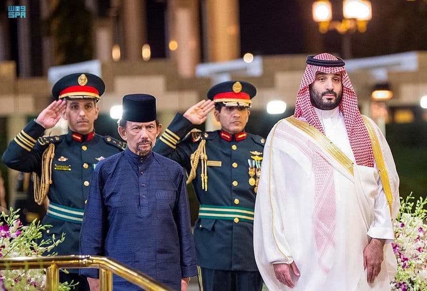 ولي العهد يستعرض مع سلطان بروناي دار السلام العلاقات الثنائية وسبل تطويرها 