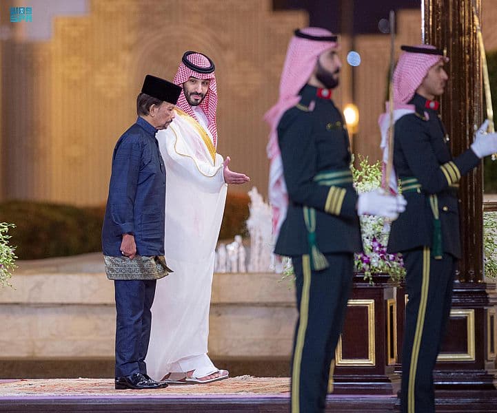 ولي العهد يستعرض مع سلطان بروناي دار السلام العلاقات الثنائية وسبل تطويرها 