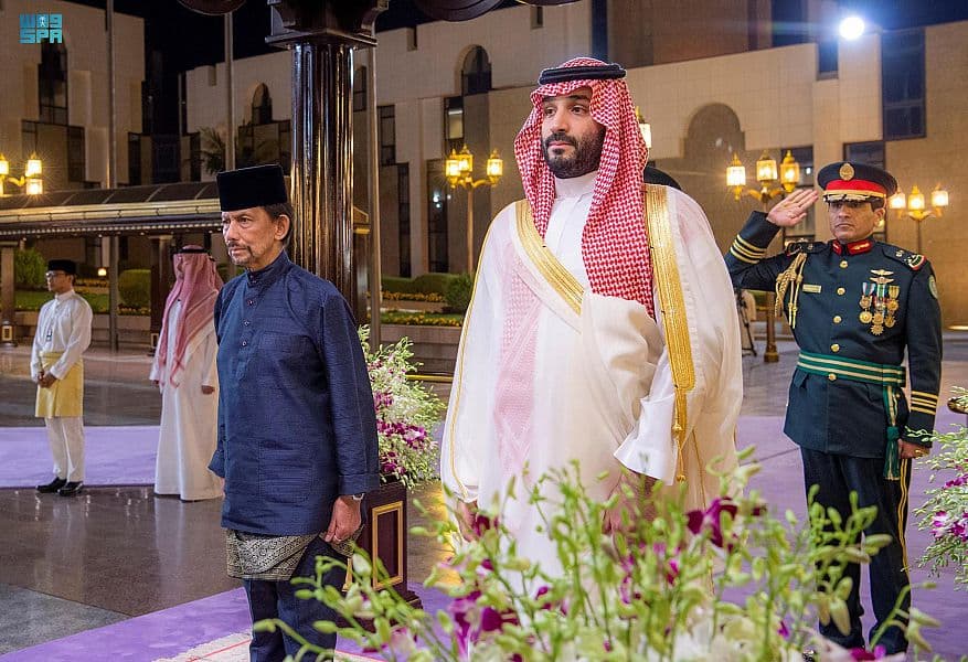 ولي العهد يستعرض مع سلطان بروناي دار السلام العلاقات الثنائية وسبل تطويرها 