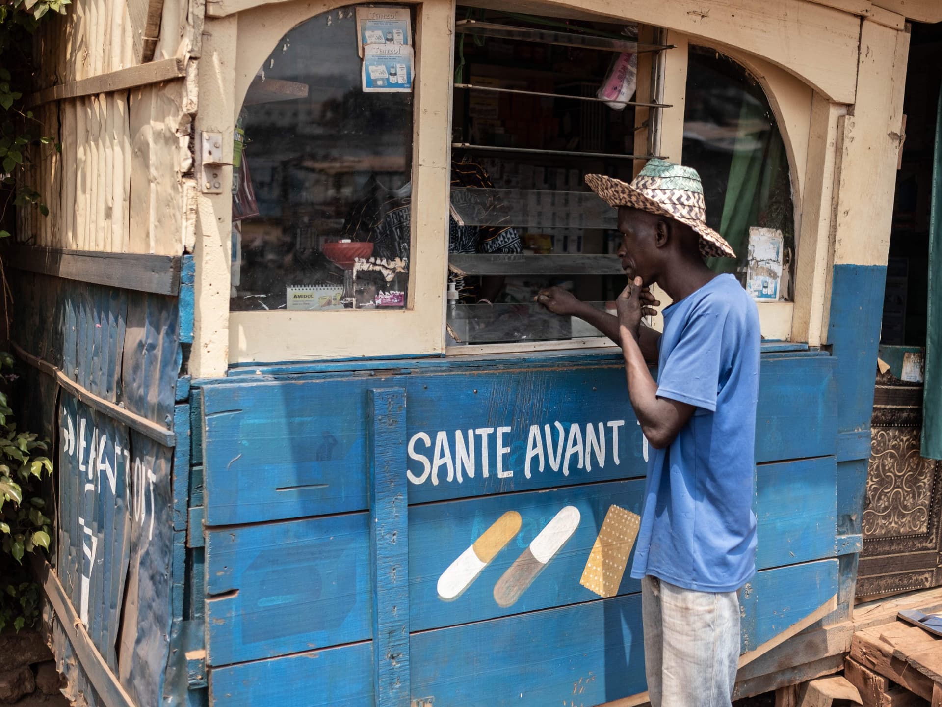 صيدليات عشوائية بديل سريع وأقل تكلفة لعلاج فقراء إفريقيا الوسطى