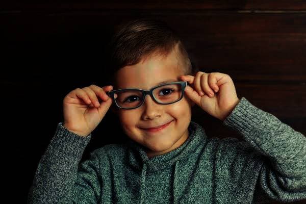 تناولت الدراسة مجموعة من الأطفال يضعون النظارات.