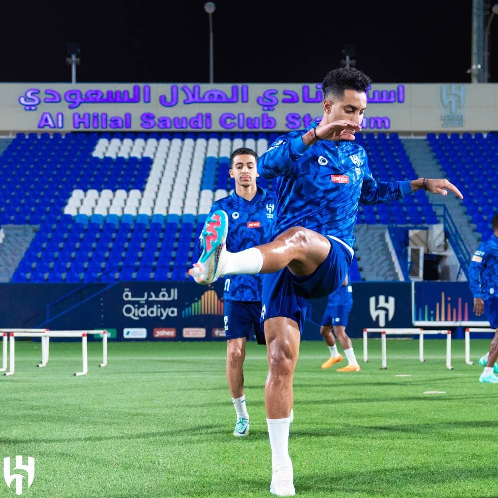 سالم يؤدي تدريبات لياقية. مركز الهلال الإعلامي