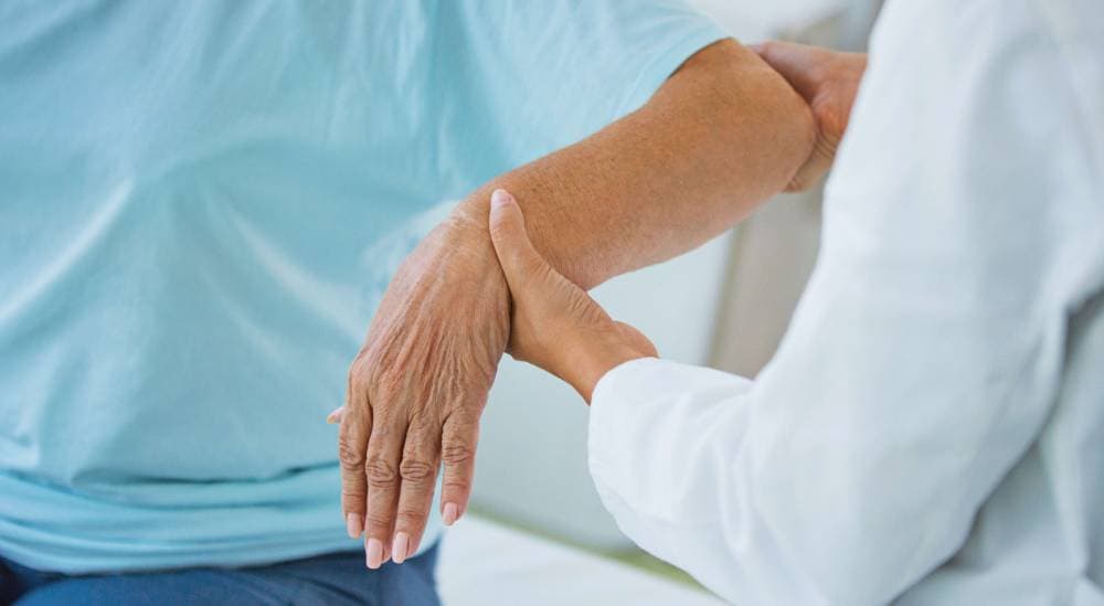 تعتمد التقنية على جهاز يشبه الأسلاك المستخدمة في تقويم الأسنان.