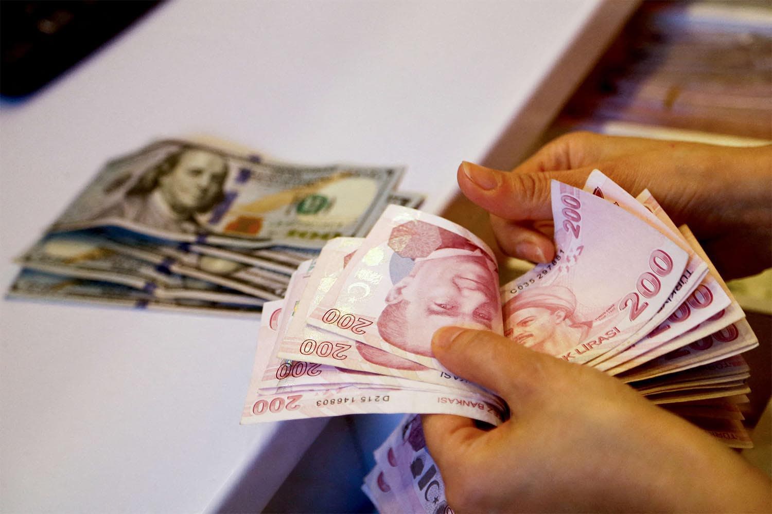 تراجعت الليرة إلى 19.5996 للدولار وهو أمر غير مسبوق منذ اعتماد الليرة الجديدة