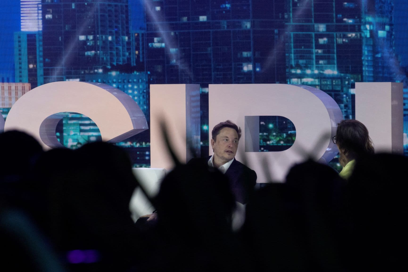 إيلون ماسك خلال مؤتمره في فلوريدا لطمأنة المعلنين عن سياسة تويتر. "رويترز"