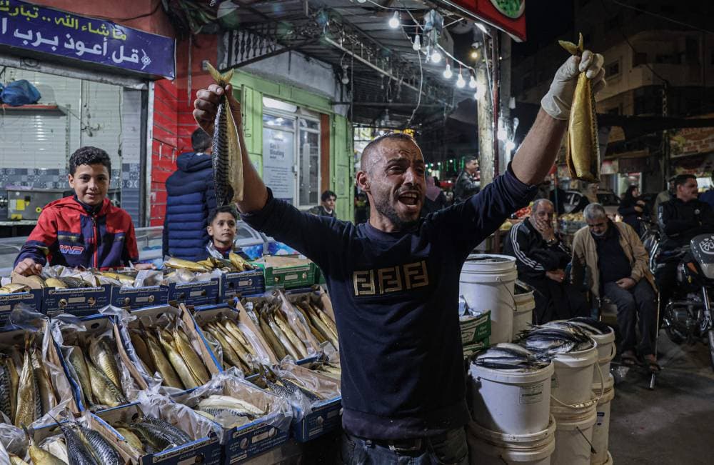 فلسطيني يبيع السمك المدخن، الذي يعد من الأطعمة المفضلة في عيد الفطر، في رفح جنوب قطاع غزة. "الفرنسية"