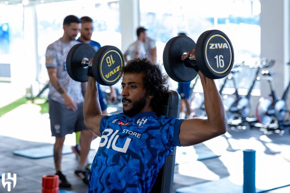 الشهراني يحمل الحديد خلال التدريبات. مركز الهلال الإعلامي