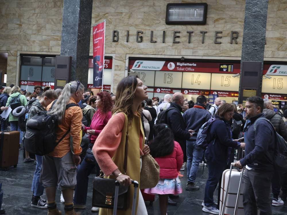 ركاب معلقون في أنحاء إيطاليا أمس بعد خروج قطار عن سكته. "أ.ب"