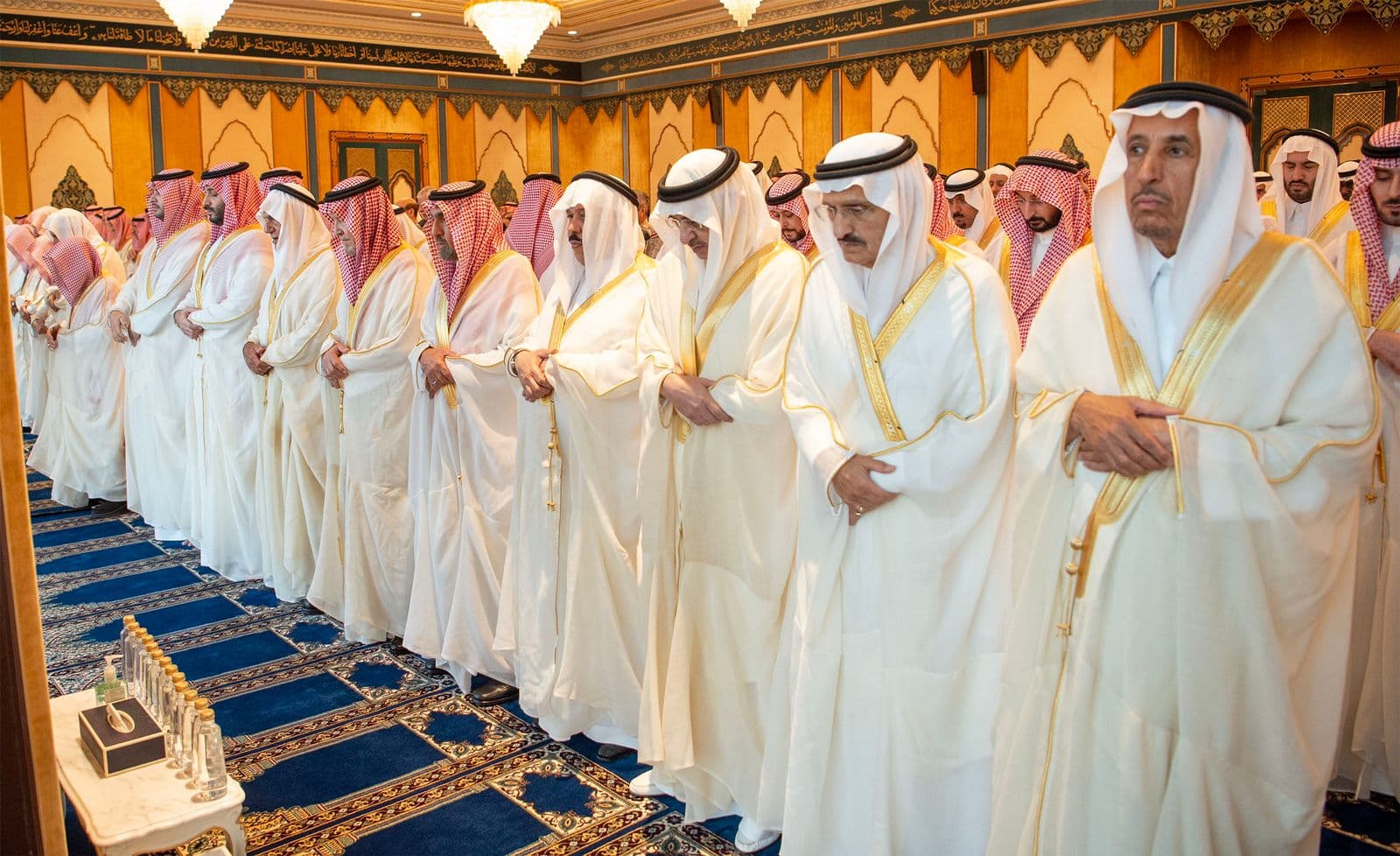 ولي العهد يؤدي صلاة عيد الفطر مع جموع المصلين في المسجد الحرام