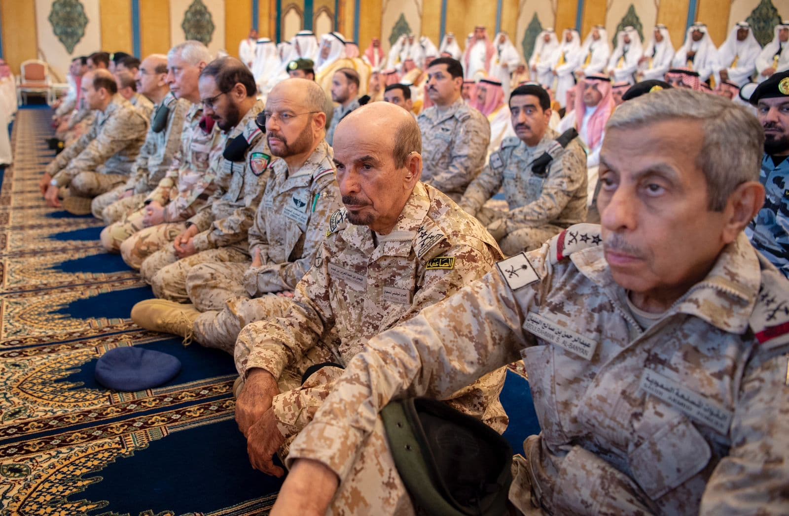 ولي العهد يؤدي صلاة عيد الفطر مع جموع المصلين في المسجد الحرام