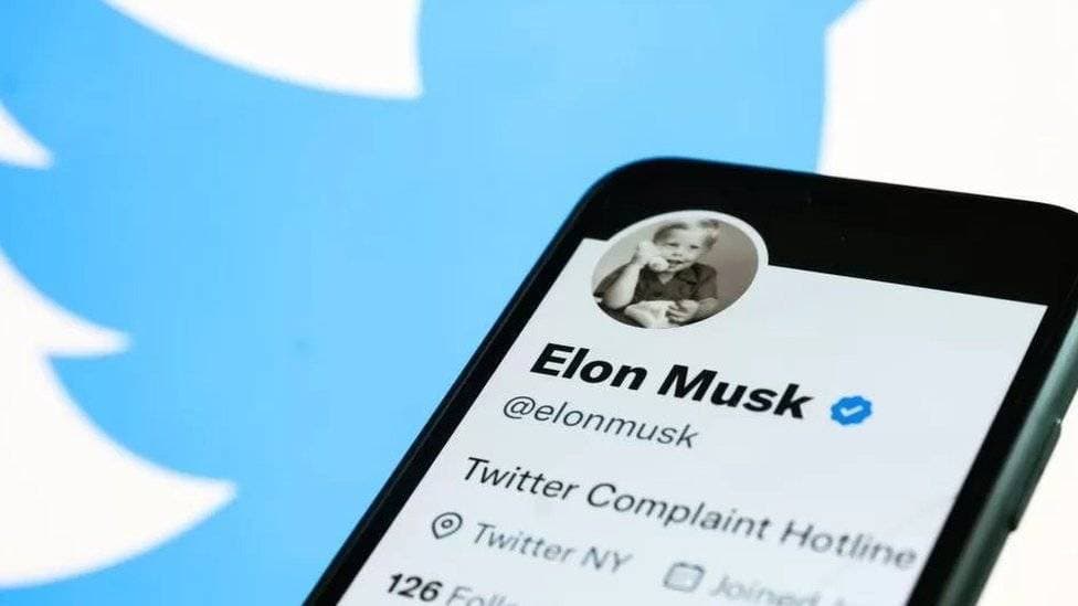 منح إيلون ماسك العلامة الزرقاء لعدد من النجوم.