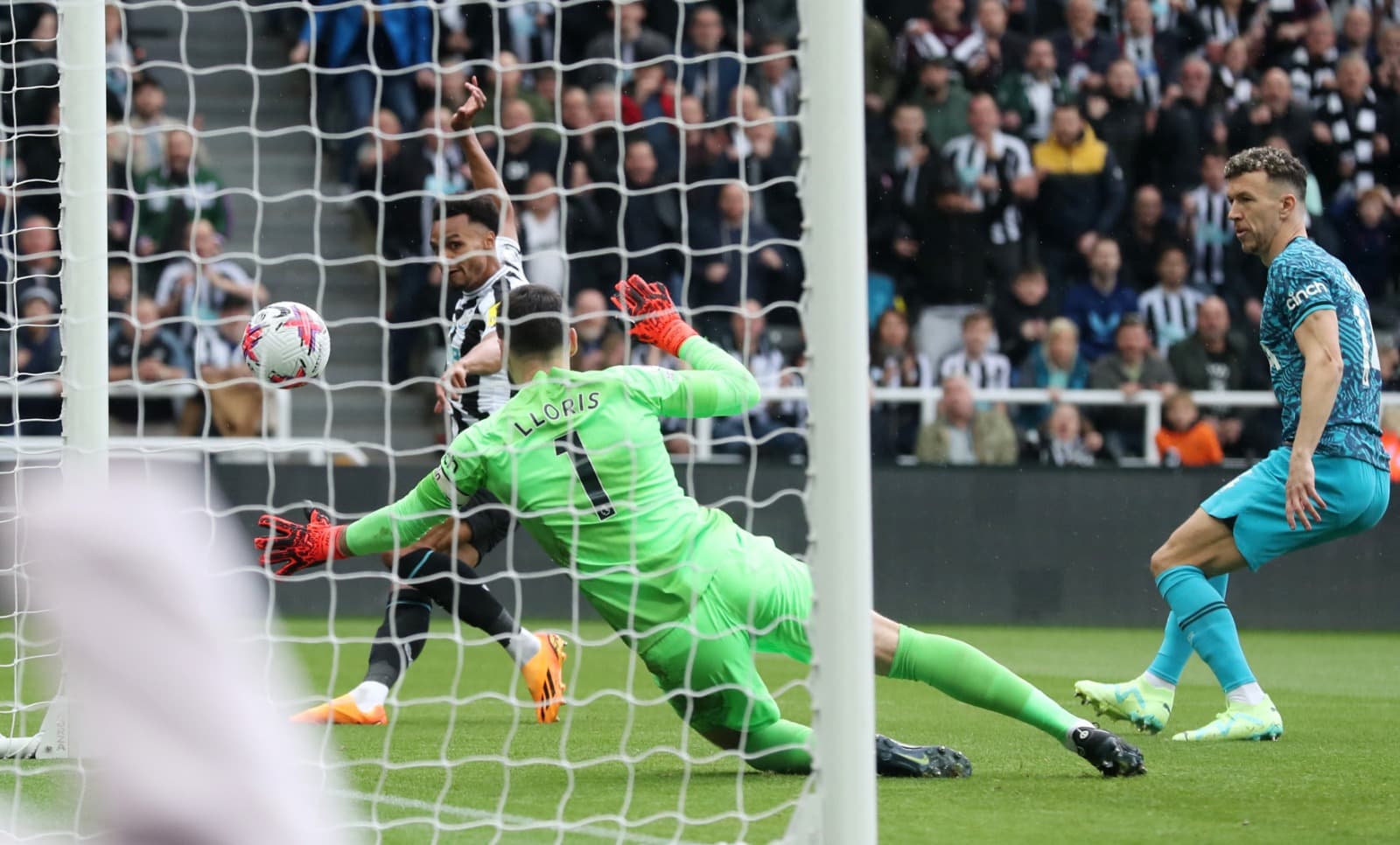 نيوكاسل يلقن توتنهام درسا قاسيا ويسحقه 6-1