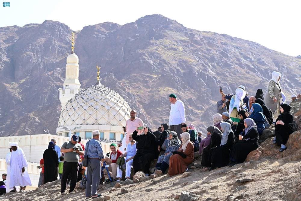 في ساحة شهداء معركة أحد يستحضر الزوار أحداثها."واس"