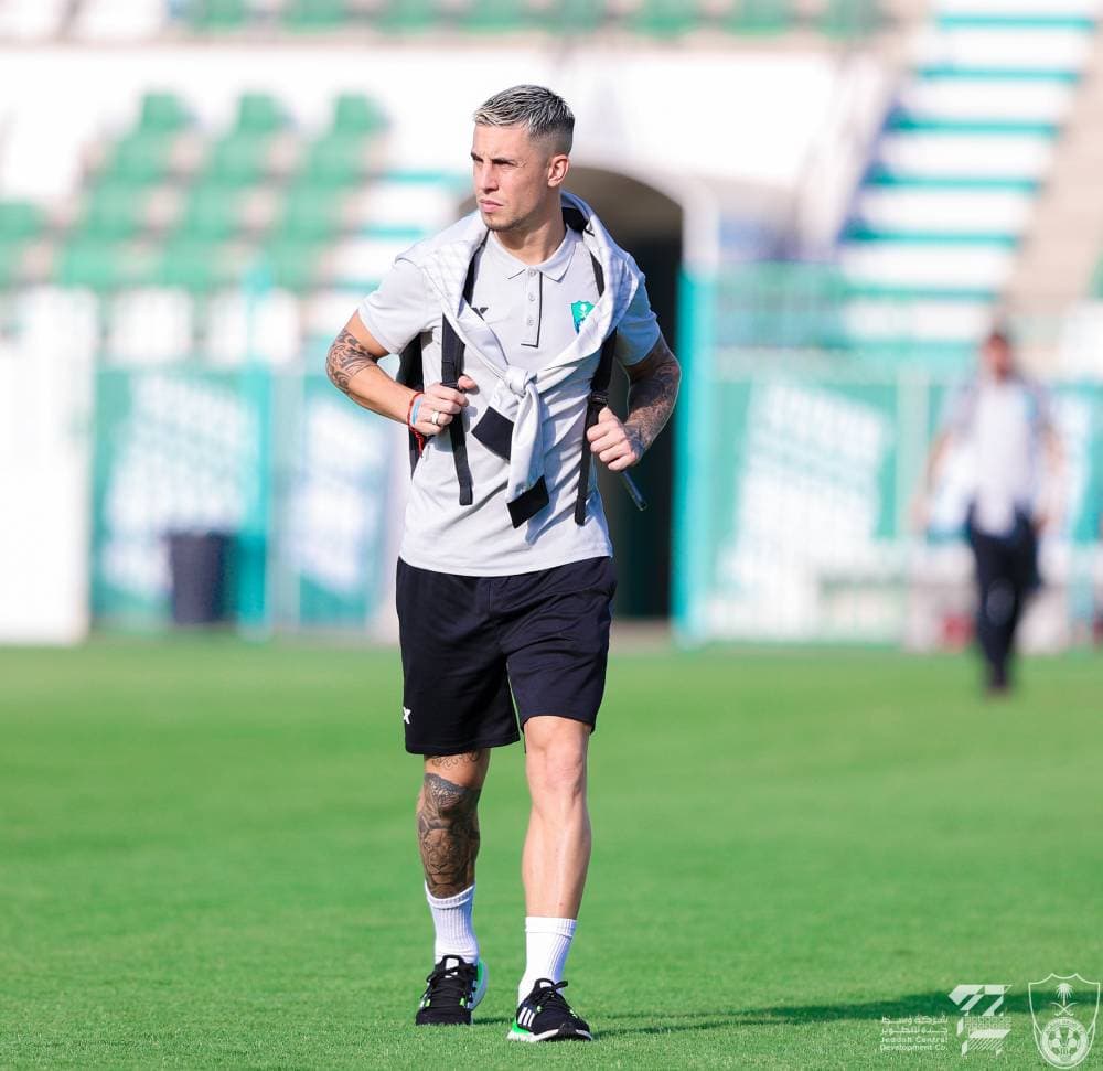 مليسي لحظة مغادرة الفريق أمس. مركز الأهلي الإعلامي